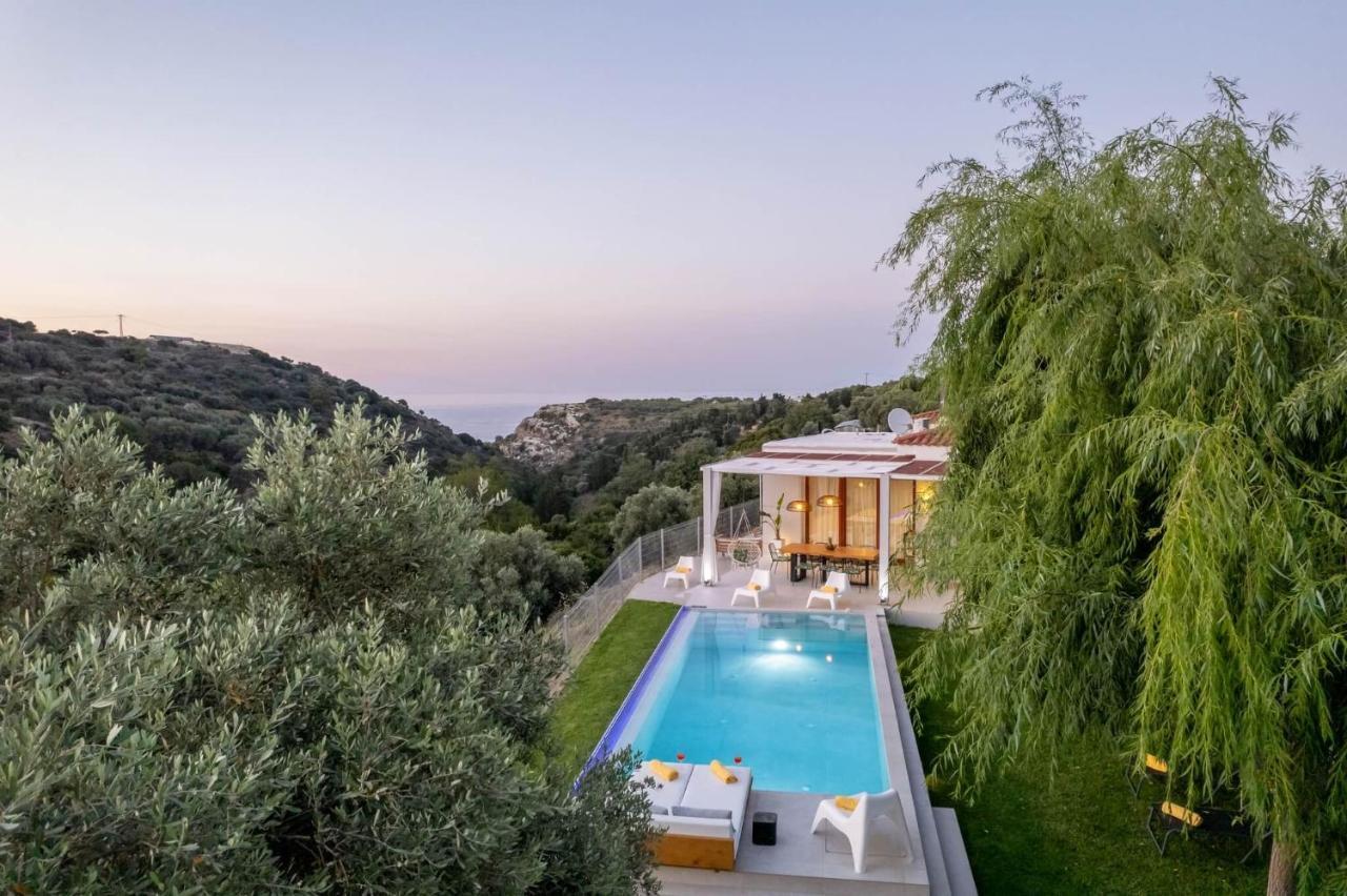 Elegant New Villa,with Pool,bbq, Ping Pong Table & Gym Facilities, Just 2km From The Town! Kastellákia